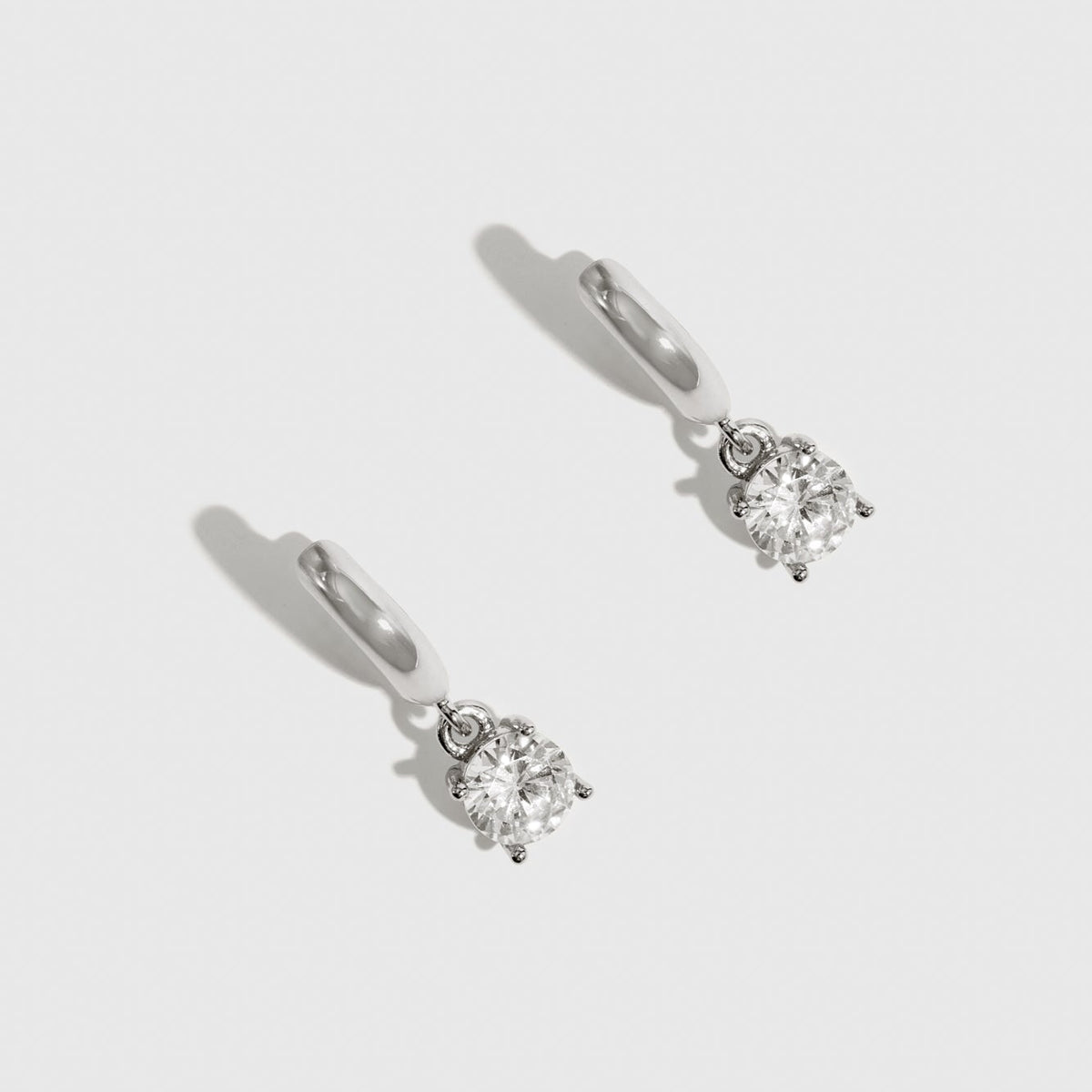 Round-Cut Solitaire Huggies – DRAE