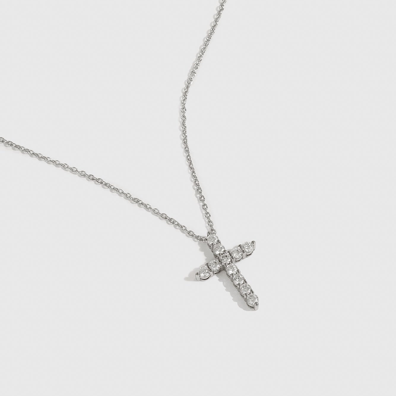 Collier Mini Croix Pavée Délicate